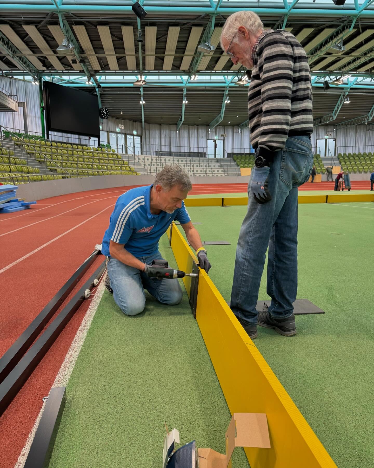 Viele Hände wirken zusammen